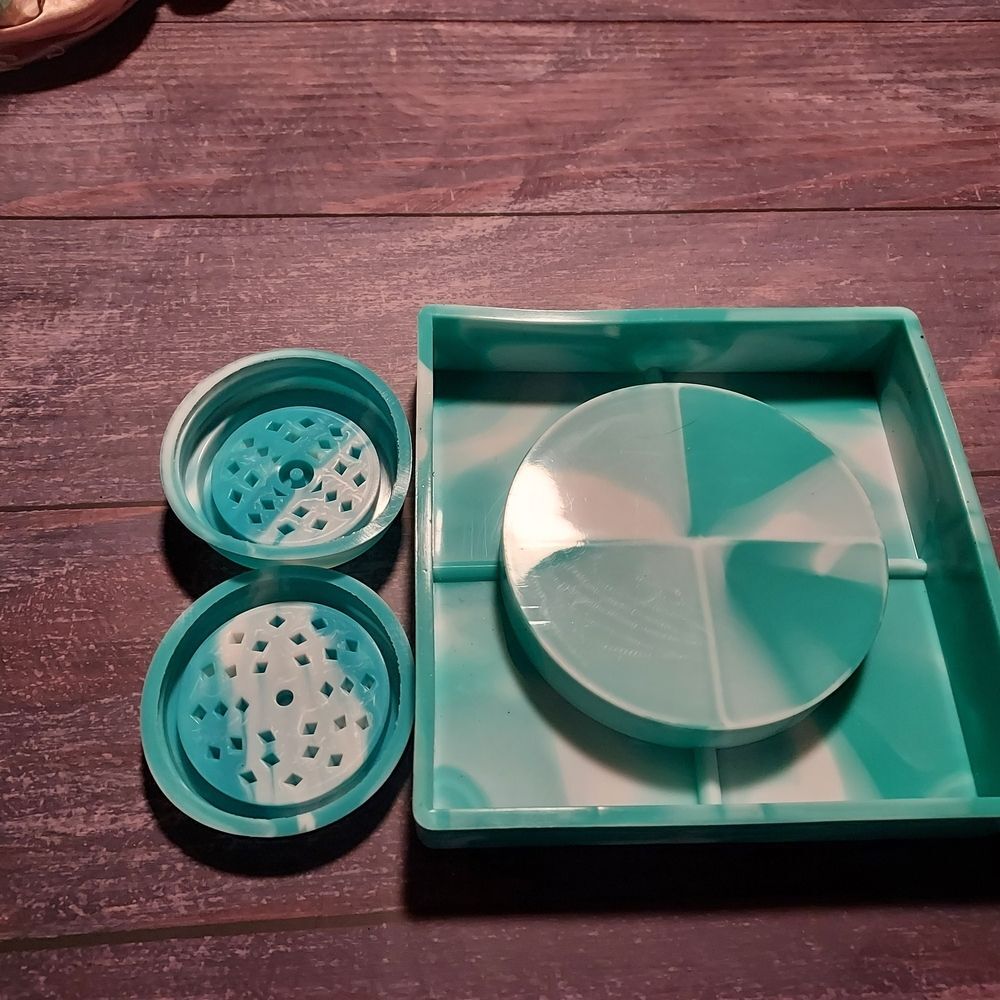 Teal and White Grinder Set